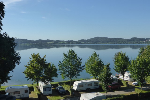 Langs stranden en meren: hier wandel en verblijf je aan het water; kamperen aan Laacher See in de Eifel