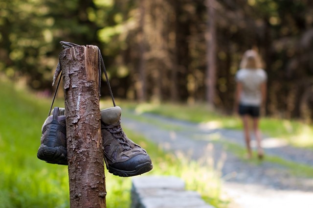 Wandelschoenen aan paal