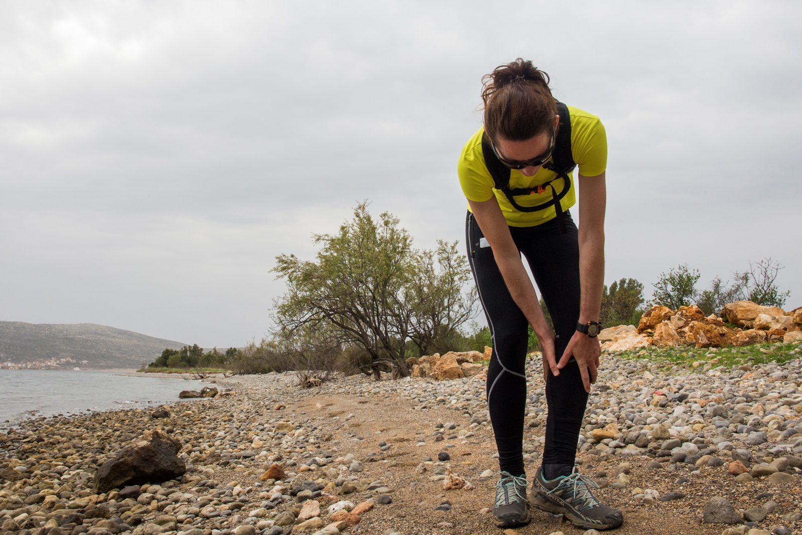 vrouw heeft last van kramp of verzuring bij het wandelen.