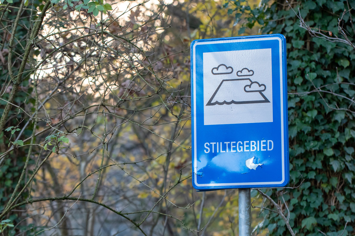 afbeelding van een bordje: stiltegebied.