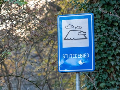 afbeelding van een bordje: stiltegebied.