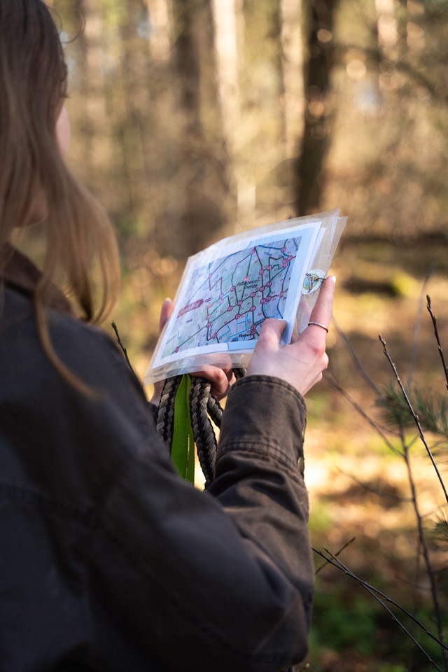 Vrouw kijkt op papieren routekaart