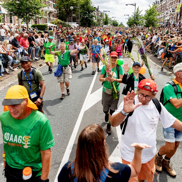 wandelaars van de 4Daagse op de Via Gladiola.