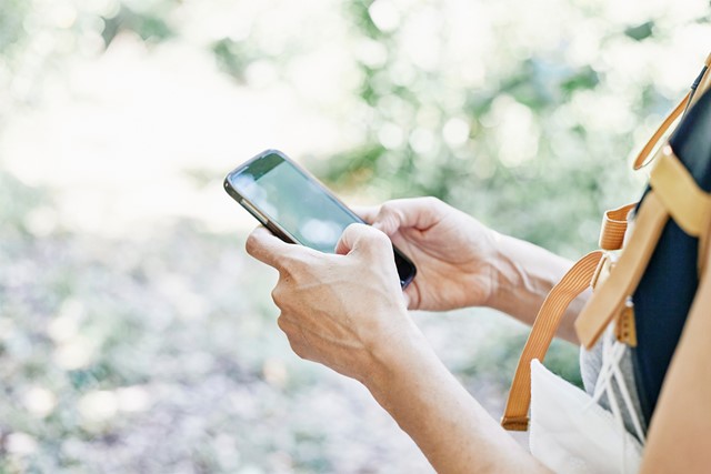 wandelen met een app op je smartphone.