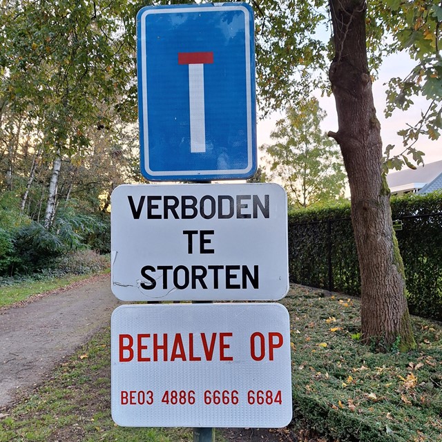 Bordjes en markeringen tijdens het wandelen