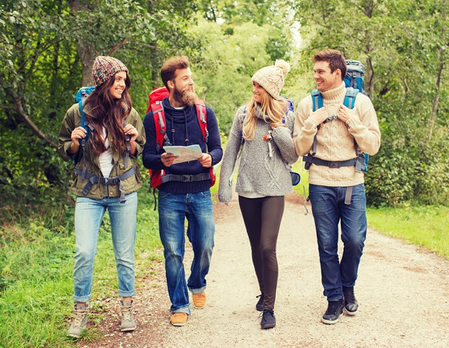 Groep van 4 jonge mensen die wandelen