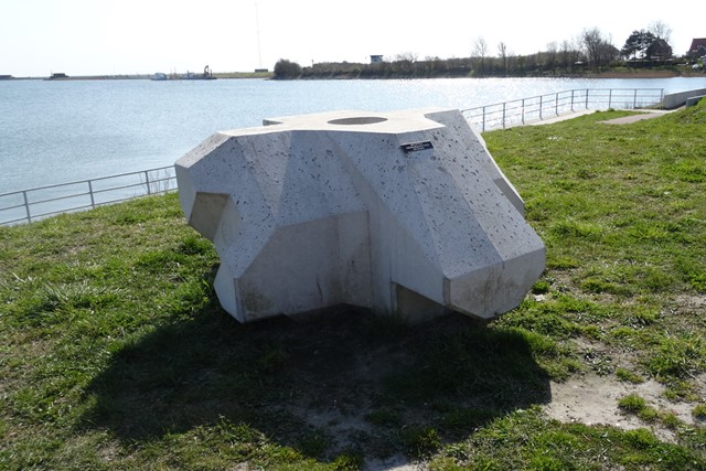 Levvelblok waarmee de dijk wordt verzwaard.