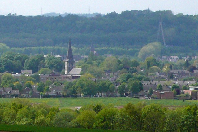 uitzicht op een dorp met een kerk en gras.