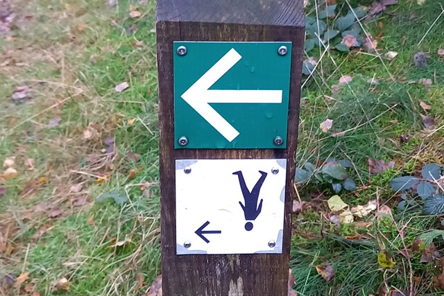Bordjes en markeringen tijdens het wandelen