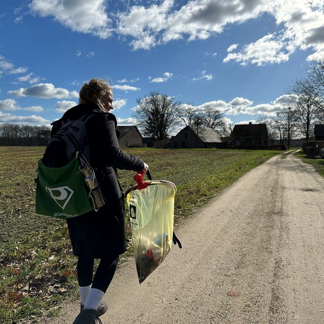 afbeelding van Annelies die plandelt door het Achterhoekse landschap.