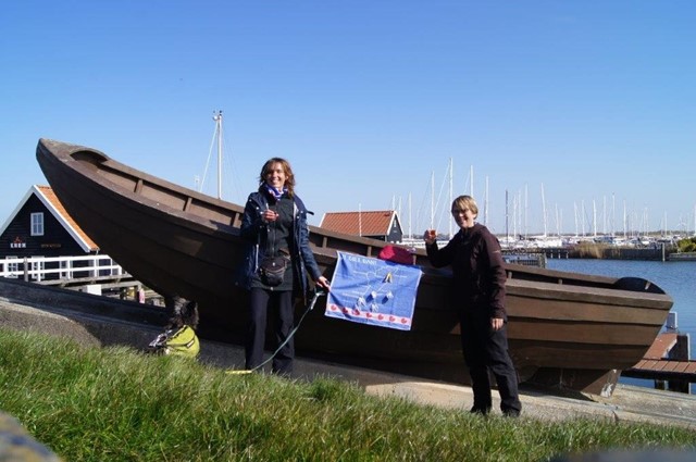 met de “It Giet Oan!”-theedoek