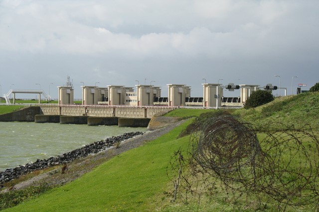 uitzicht op de sluizen op de dijk.