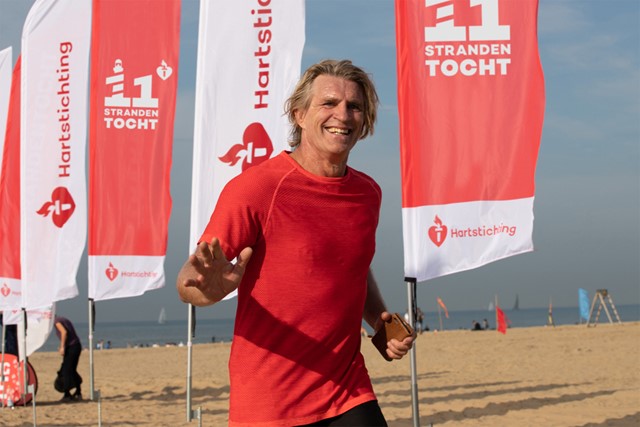 Sportieve loper aan de finish van de 11strandentocht.