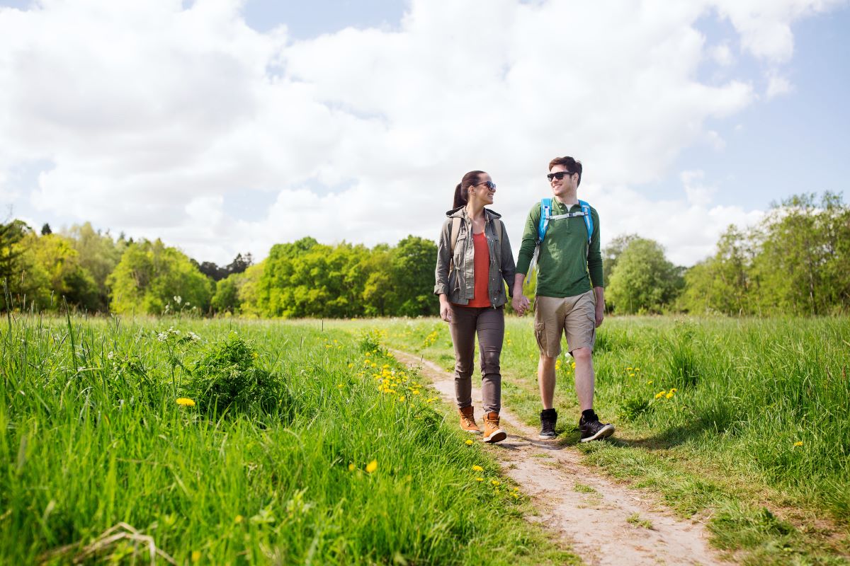 Jong stel wandelend in de natuur in Nederland