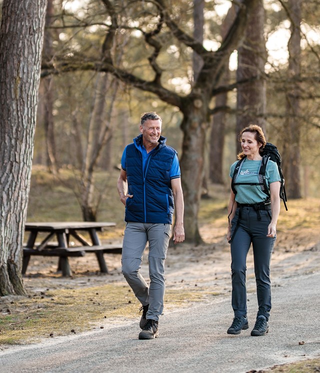 Man en vrouw wandelen in de natuur