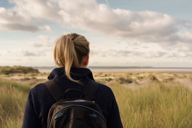 wandelaar op Texel in de duinen.