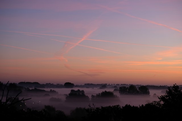 afbeelding van grondmist en een roze-oranje lucht in de Stadswaard Nijmegen.