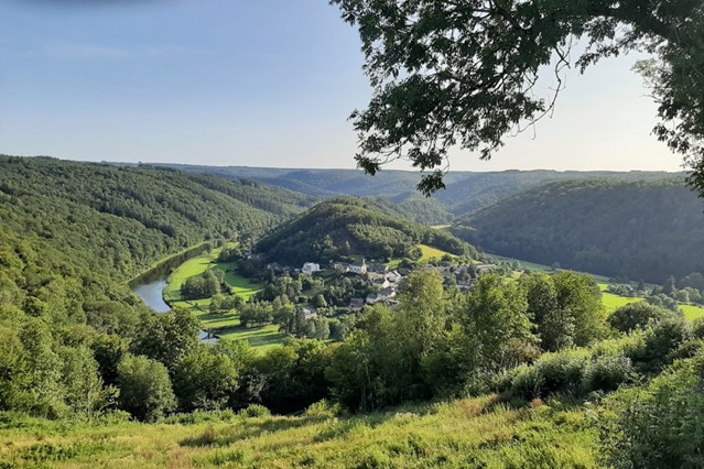 afbeelding van een uitzicht over een heuvelachtig, groen landschap.