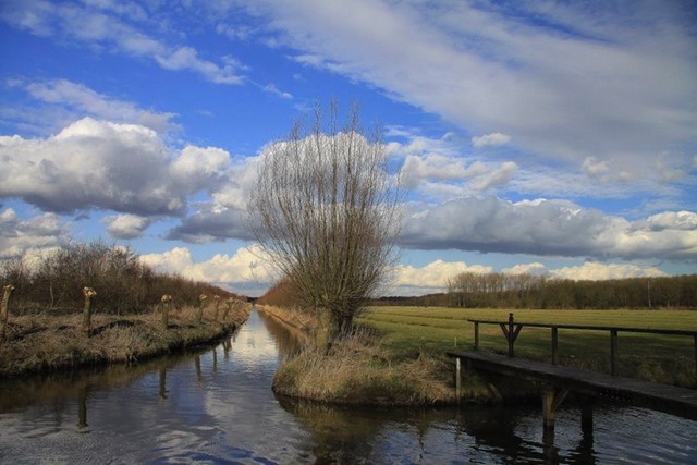 Sloot met wolkenvelden