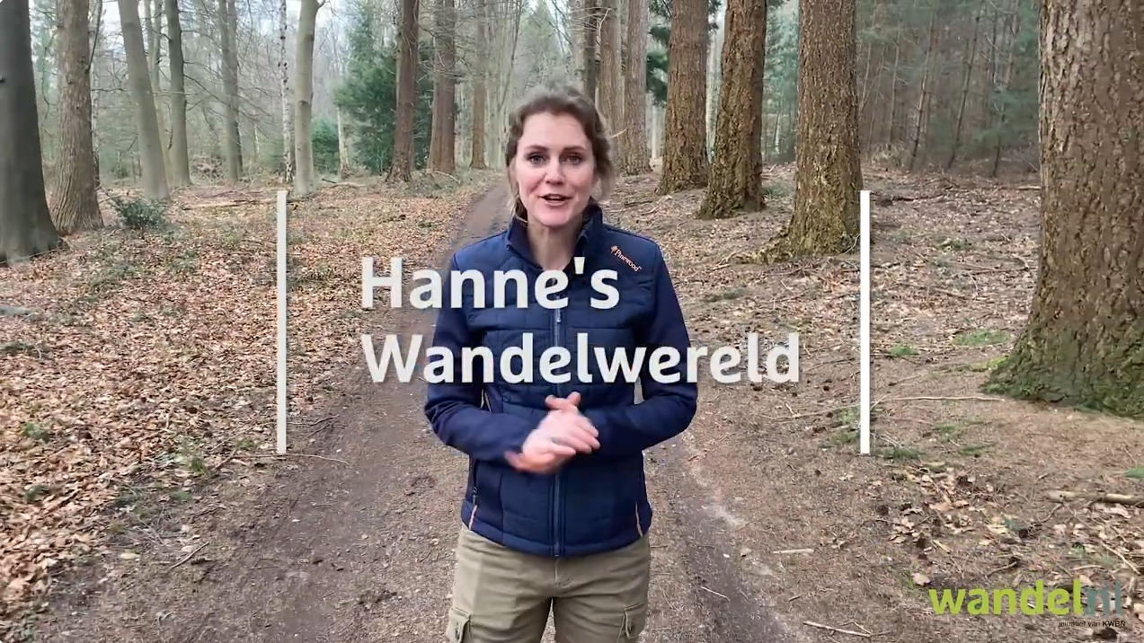 Hanne Tersmet staat in het bos