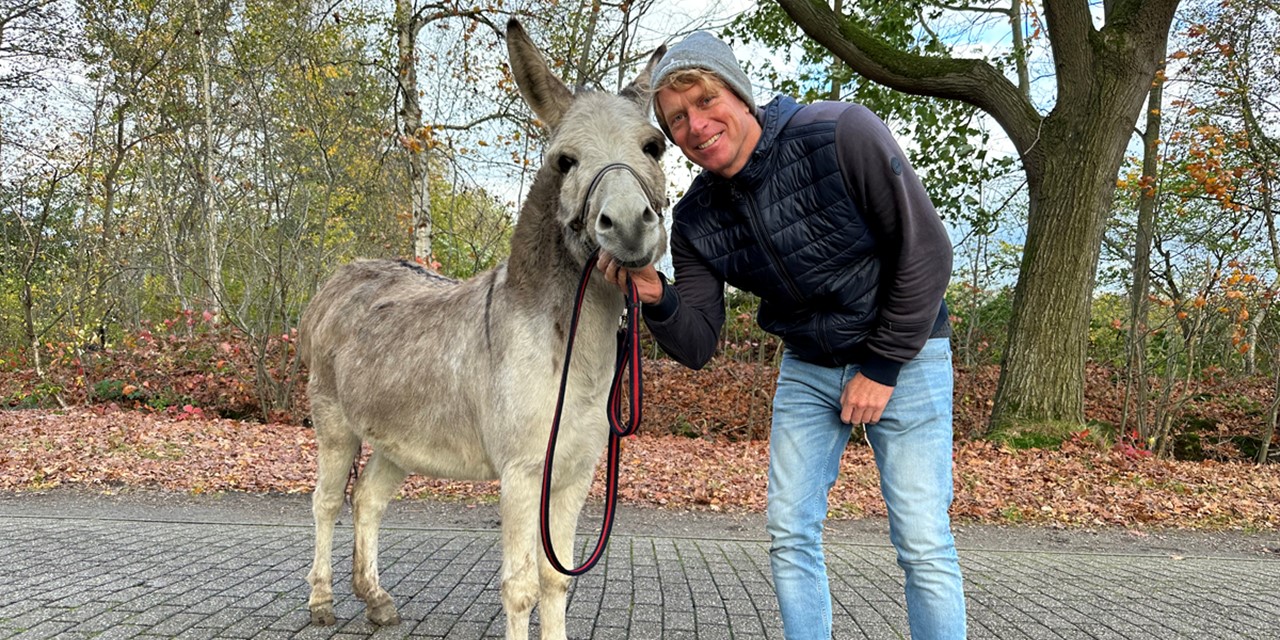 afbeelding van Tjerk Ridder en ezel Lodewijk, poserend voor de camera