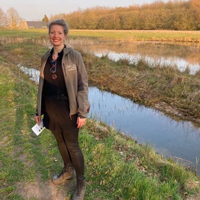 afbeelding van Daphne Buijk in een natuurlandschap met sloten.