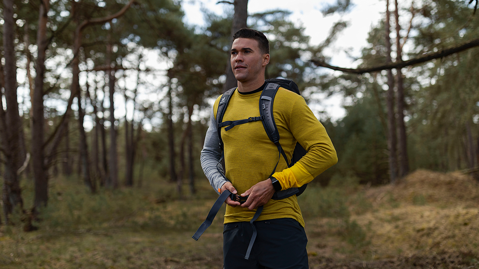 Man die rugzak afstelt