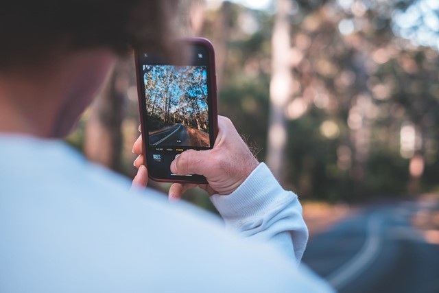 Man fotografeert met telefoon