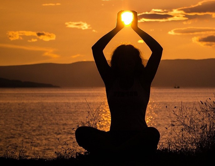 Yoga met ondergaande zon