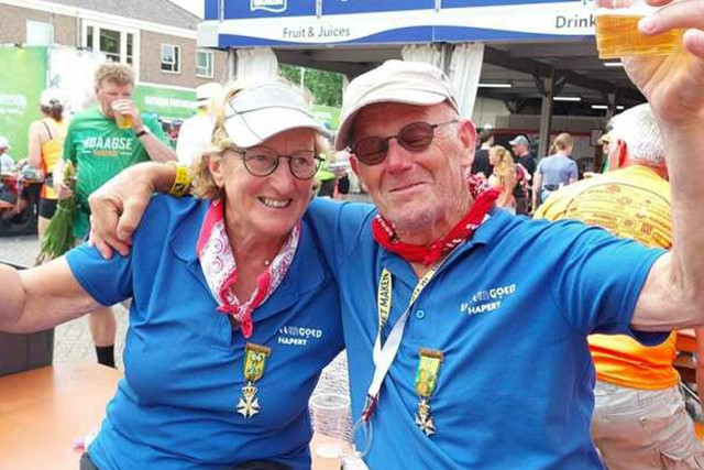 Thea en haar man Ben vieren dat ze de 4Daagse Nijmegen hebben volbracht.