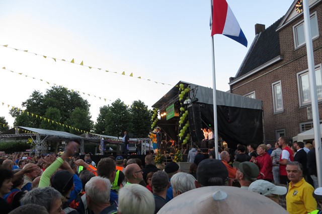 afbeelding van gezelligheid aan de start bij de Kennedymars Someren.