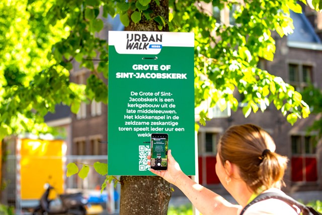 afbeelding van iemand die informatie via een QR-code opvraagt tijdens de Urban Walk.