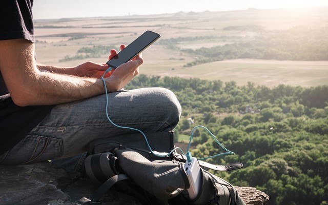 wandelaar met telefoon in de bergen
