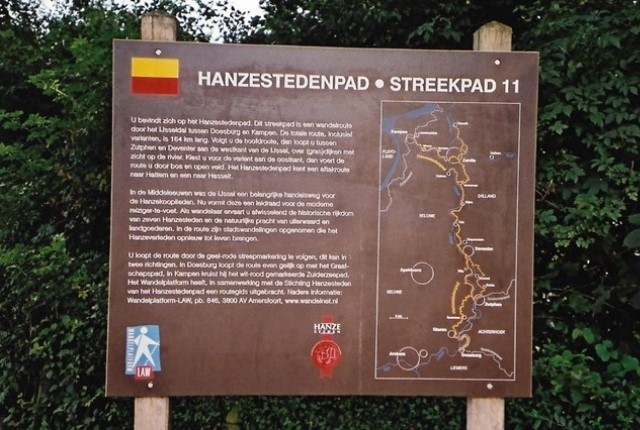 Geel-rode markering van een streekpad tijdens een wandeling