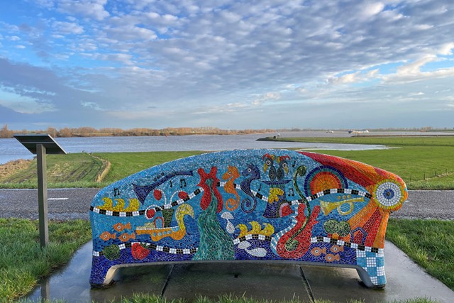 afbeelding van het mozaiekbankje in Rossum.