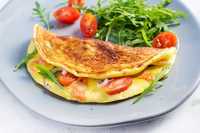 afbeelding van een omelet met tomaat en sla.