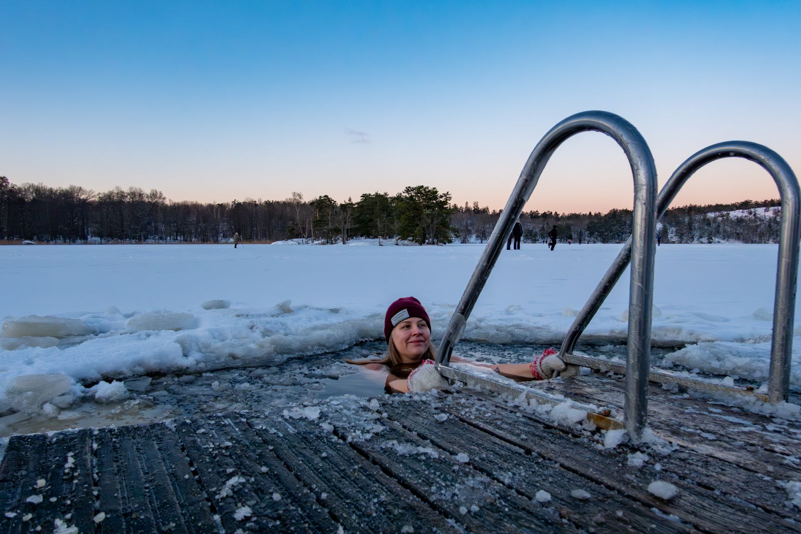 Vrouw in ijswater doet koudetraining