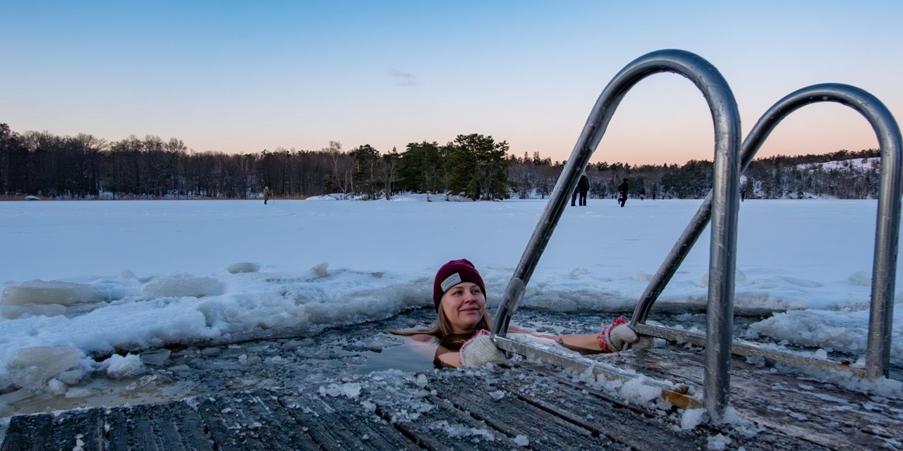 Vrouw in ijswater doet koudetraining