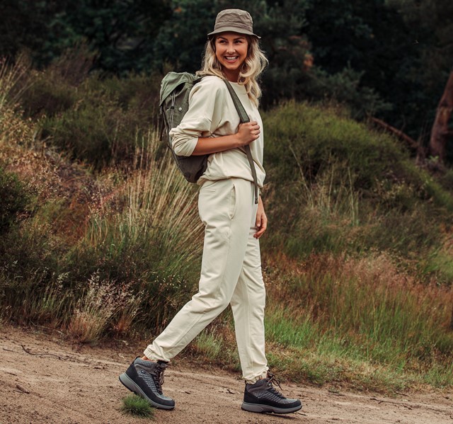 Vrouw aan het wandelen