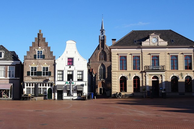 afbeelding van huizen op de Markt in Steenwijk.