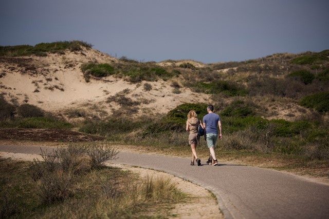 Wandelen in de duinen vanuit een Stayokay locatie aan de kust