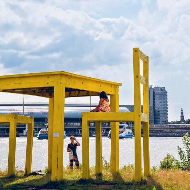 afbeelding van een buitenkunstwerk bij Tolhuistuin.