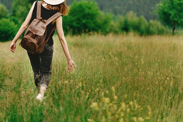Vrouw wandelend door een bloemenveld