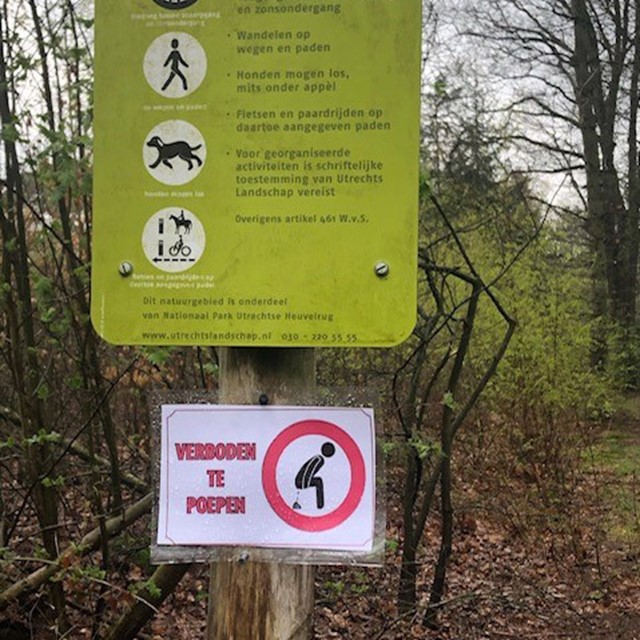 Bordjes en markeringen tijdens het wandelen; Maarn 