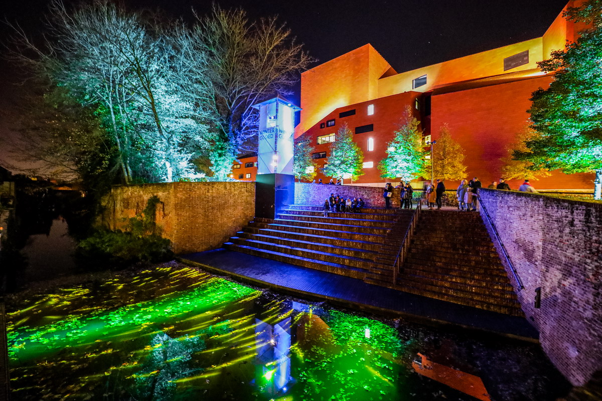 afbeelding van het lichtkunstwerk op het Kapucijnenplein tijdens Wintergloed Brugge.