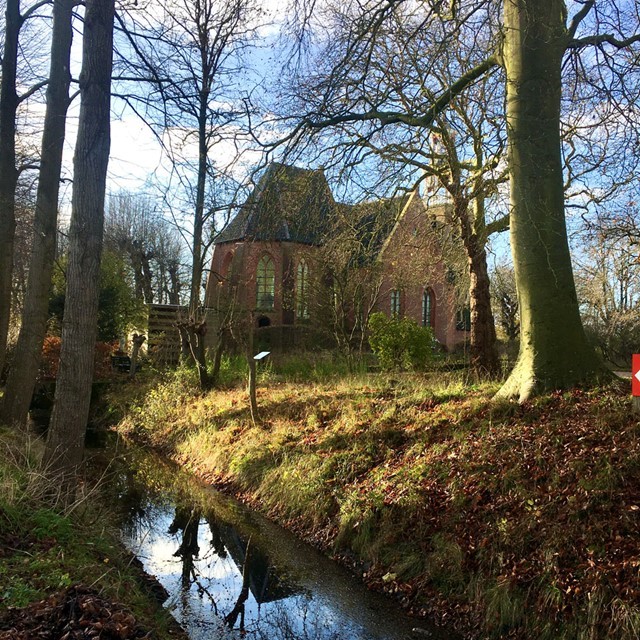 Wandelpad door het Groningse landschap tijdens de eerste etappe van het Pieterpad