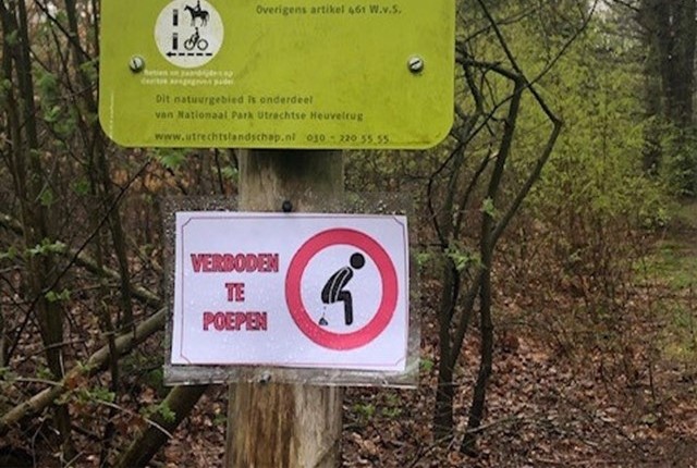 Bordjes En Markeringen Tijdens Het Wandelen Inzending 4