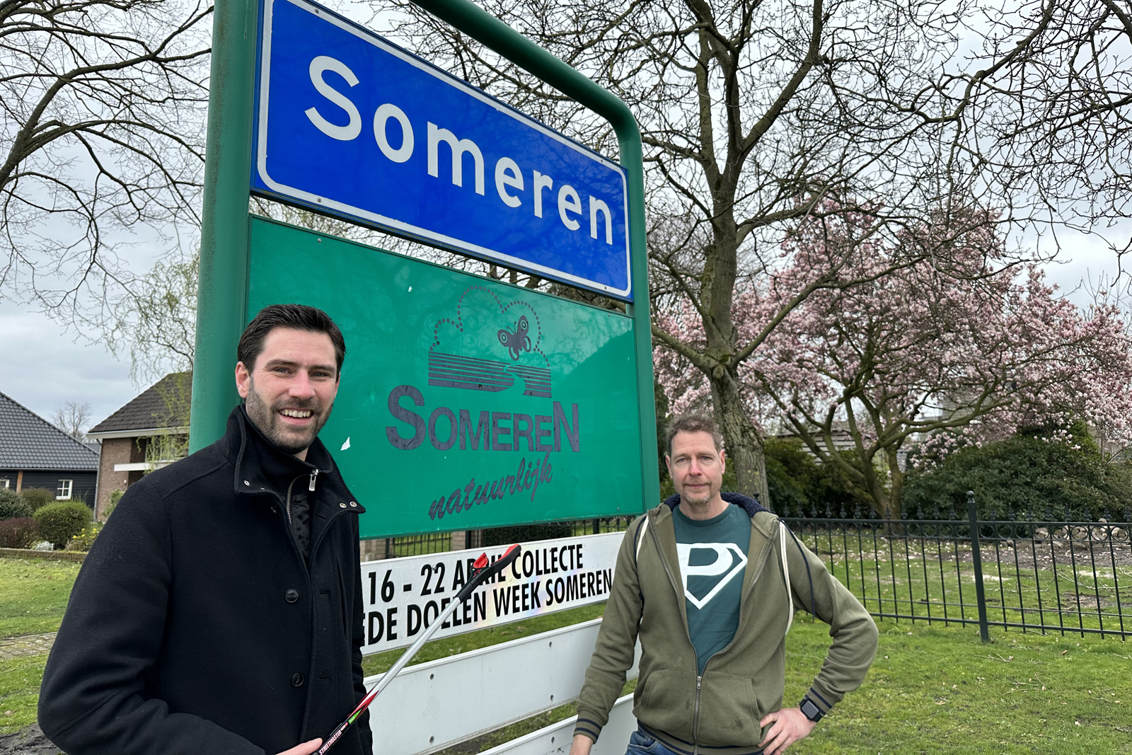twee mannen bij een bord van Someren waar ze plandelen met een afvalgrijpstok.