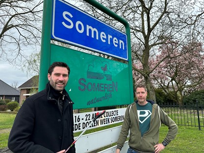 twee mannen bij een bord van Someren waar ze plandelen met een afvalgrijpstok.