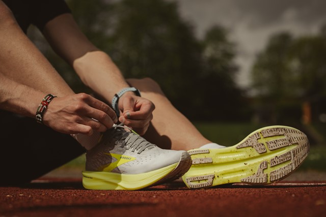 sportschoenen aantrekken.